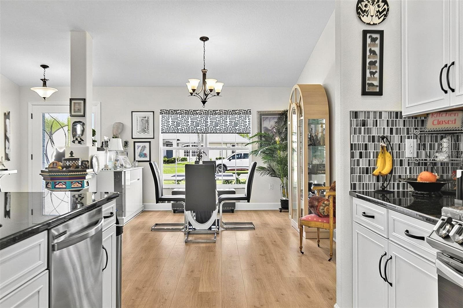 Seamless flow from kitchen to dining room - 21 WOOD CLIFT LN, PALM COAST