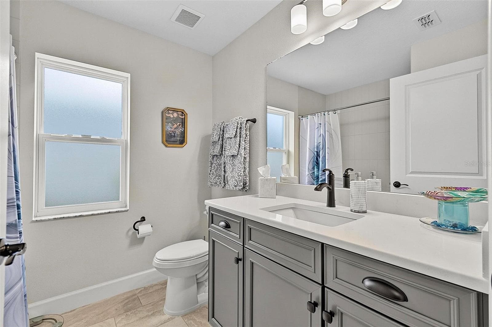 Guest bathroom with upgraded cabinets and black matte hardware - 21 WOOD CLIFT LN, PALM COAST