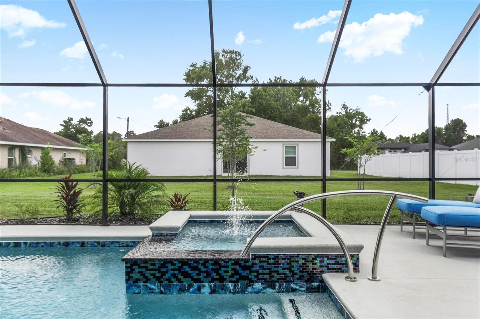 Beautiful spa with water feature - 21 WOOD CLIFT LN, PALM COAST