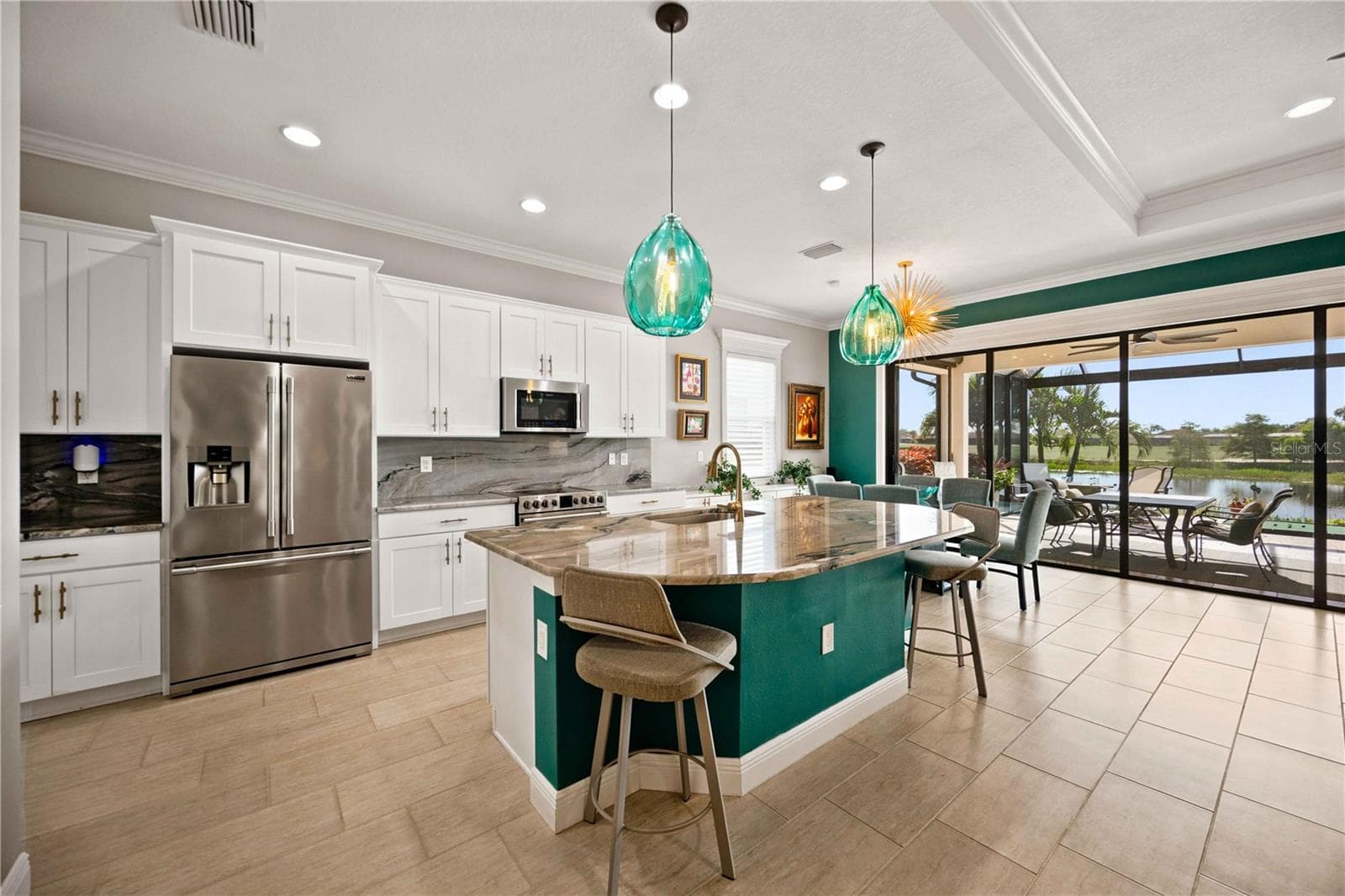 Stunning kitchen - quartzite countertops - 23709 WAVERLY CIR, VENICE