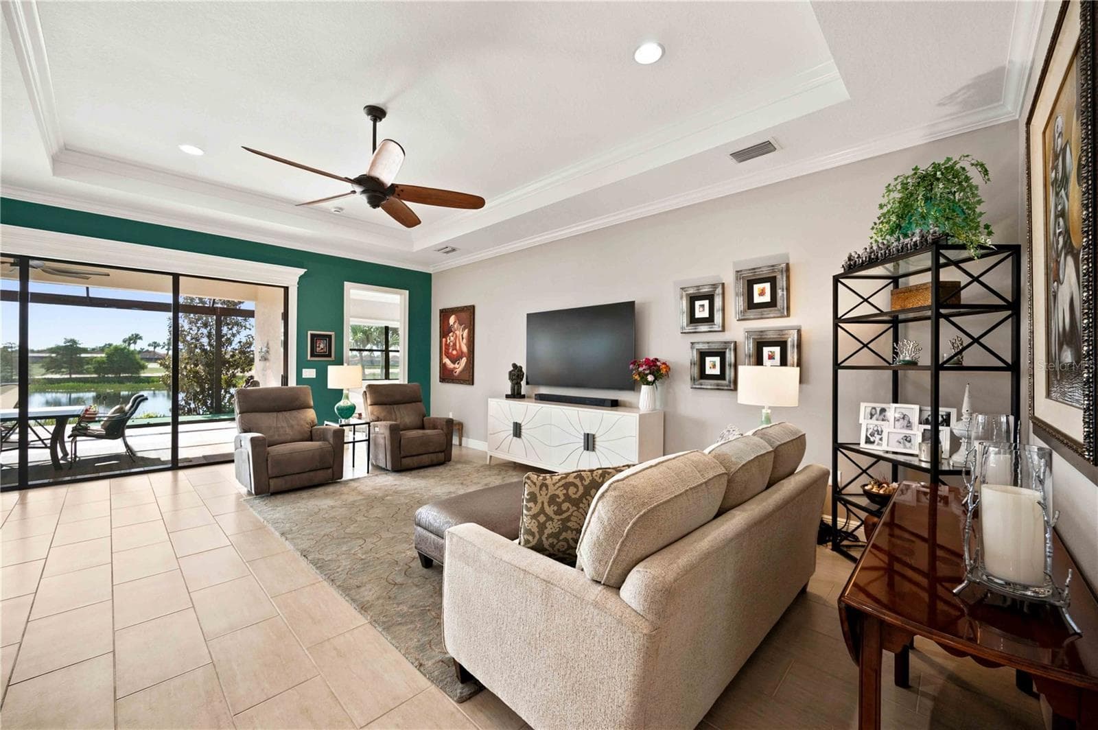 Large living area - home lives large - 23709 WAVERLY CIR, VENICE