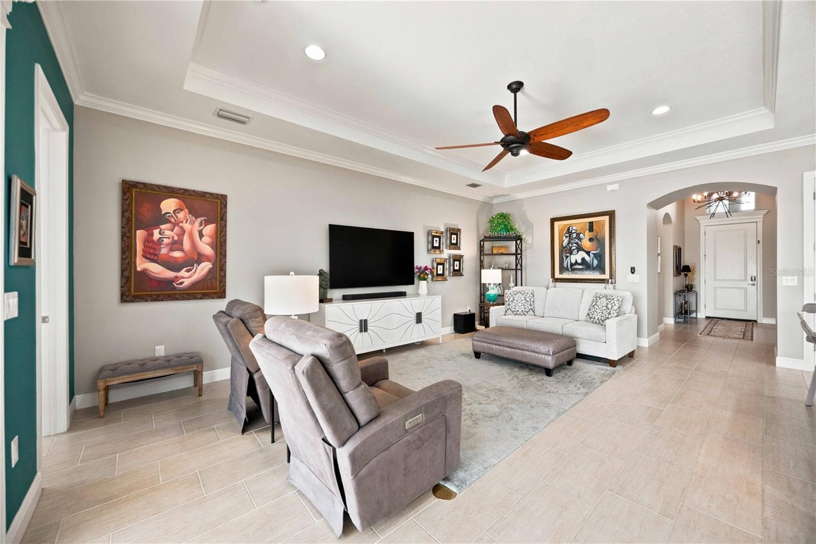 Large living area - home lives large - 23709 WAVERLY CIR, VENICE