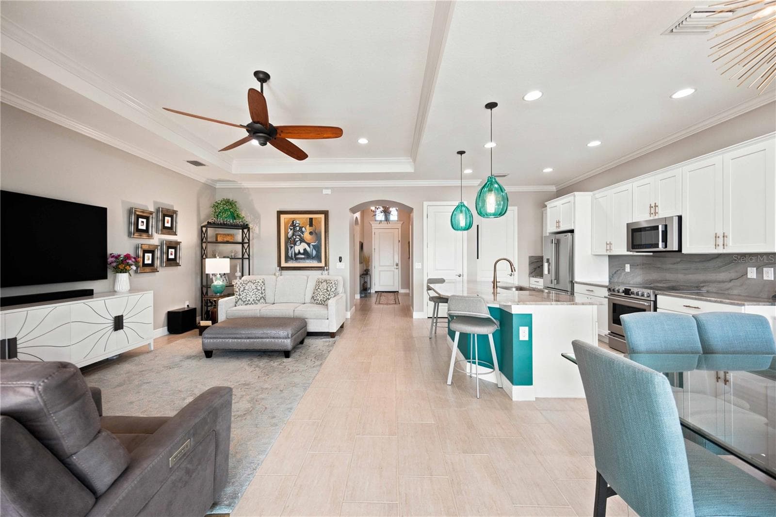 Large living area - home lives large - 23709 WAVERLY CIR, VENICE