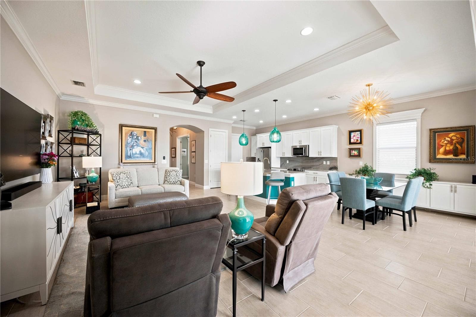 Large living area - home lives large - 23709 WAVERLY CIR, VENICE