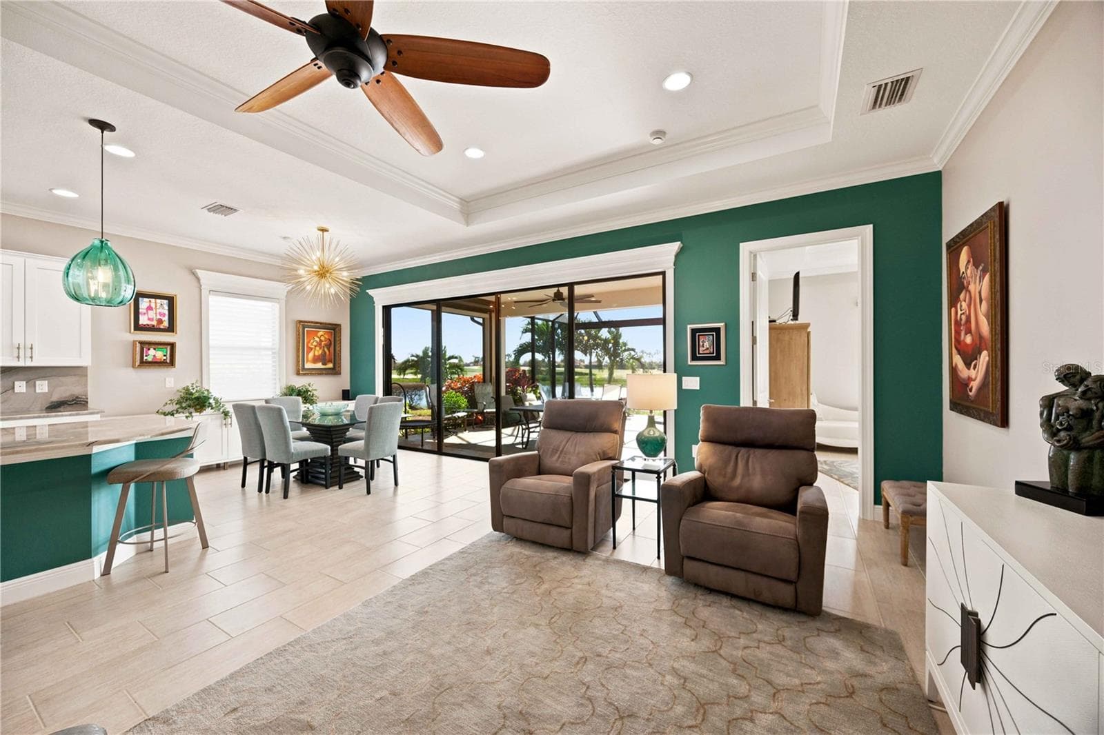 Large living area - home lives large - 23709 WAVERLY CIR, VENICE
