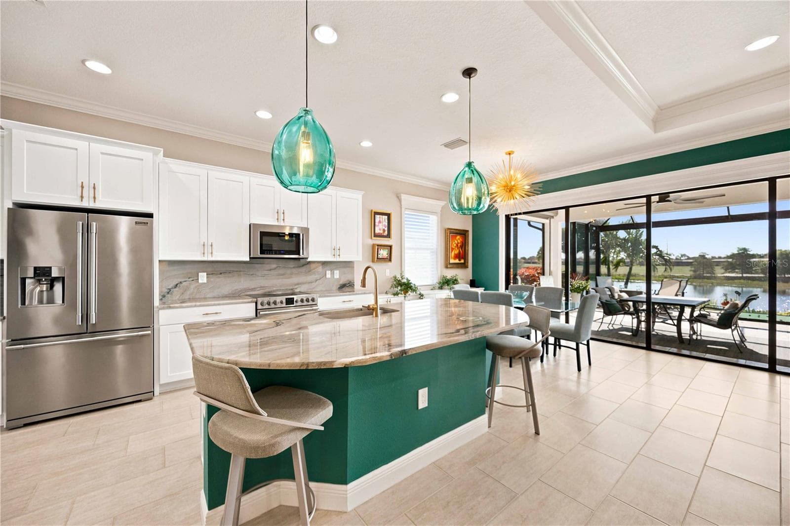 Vibrant colors make the room pop - 23709 WAVERLY CIR, VENICE