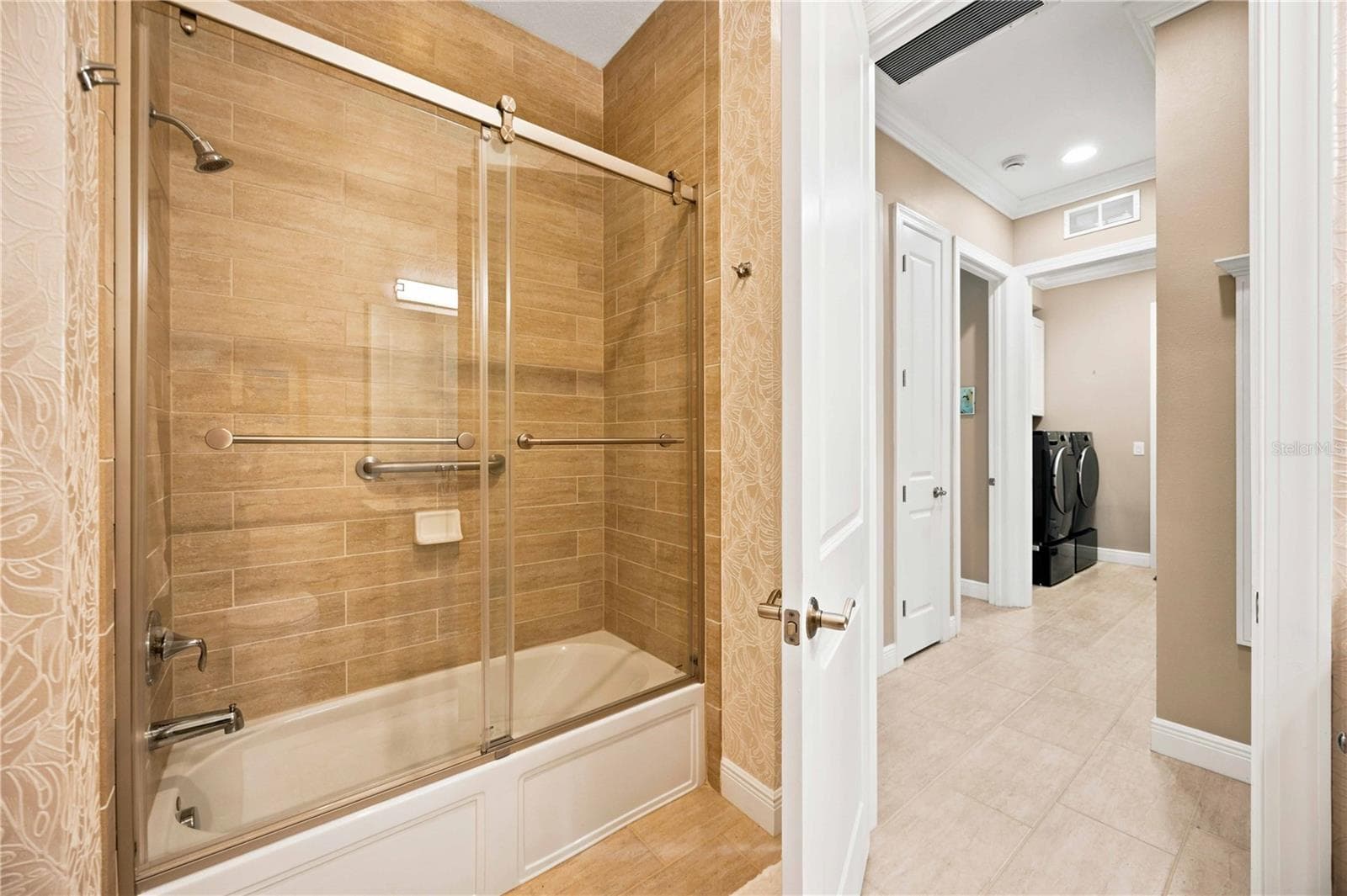 This bath has a tub/shower combination - 23709 WAVERLY CIR, VENICE