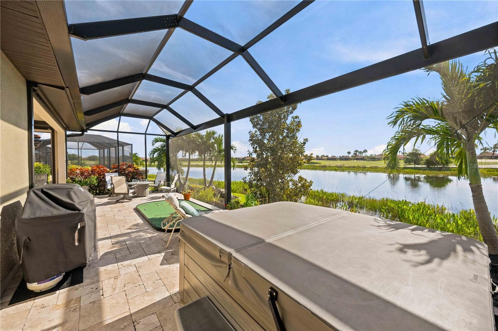 Outdoor privacy galore - 23709 WAVERLY CIR, VENICE