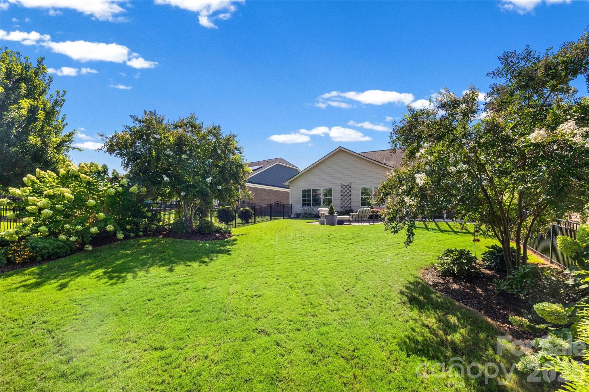 Large fenced back yard - 420 Trillium Way, Belmont