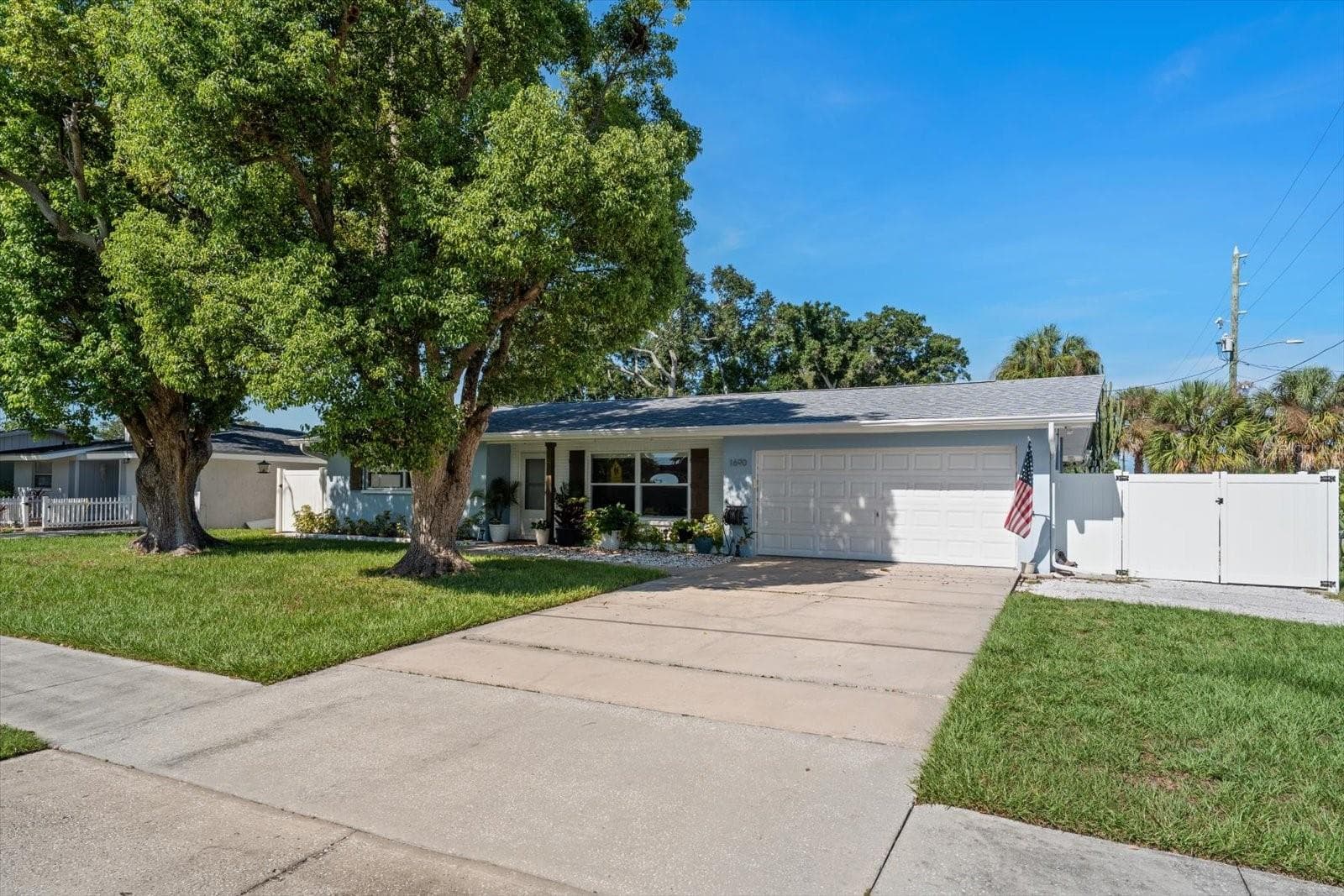 Large Driveway - 1690 PINEHURST RD, DUNEDIN