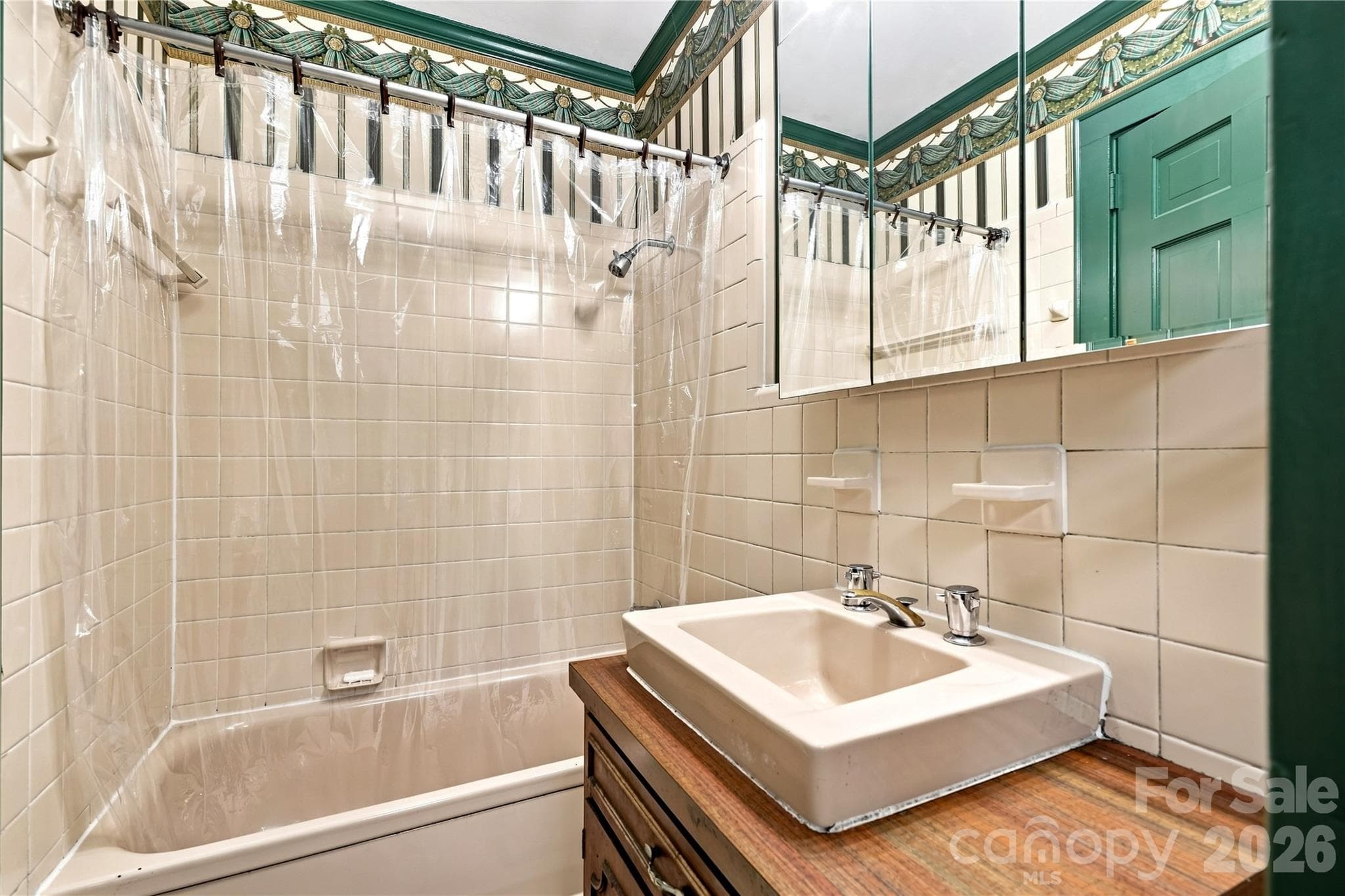 Private upper-level bath with tub and shower combination. - 209 Labans Lane, Lincolnton