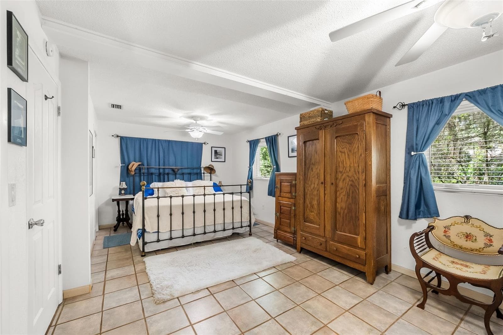Spacious Primary Bedroom - 1416 BADEN POWELL RD, HAWTHORNE
