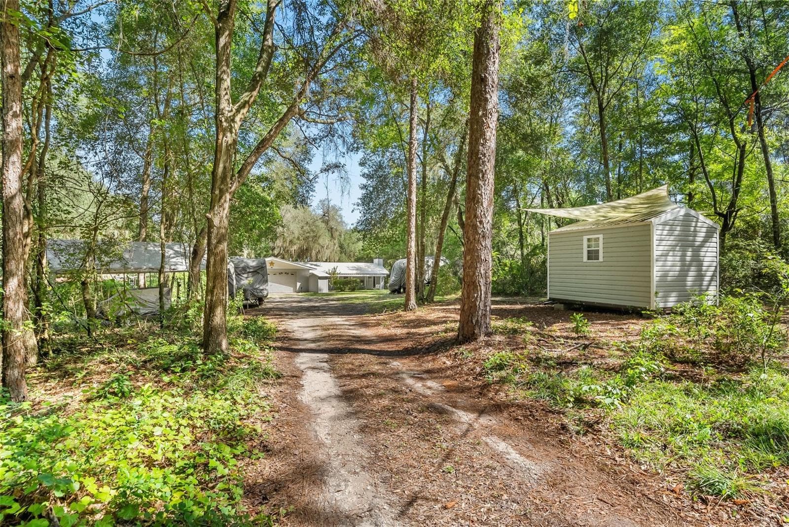 Private Drive - 1416 BADEN POWELL RD, HAWTHORNE