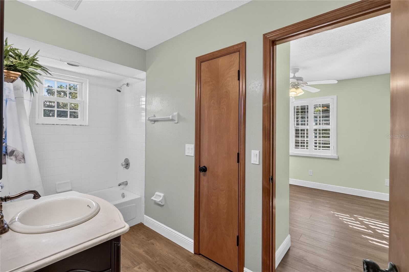 Jack & Jill bathroom - 2628 LONGWOOD DR, LAKELAND