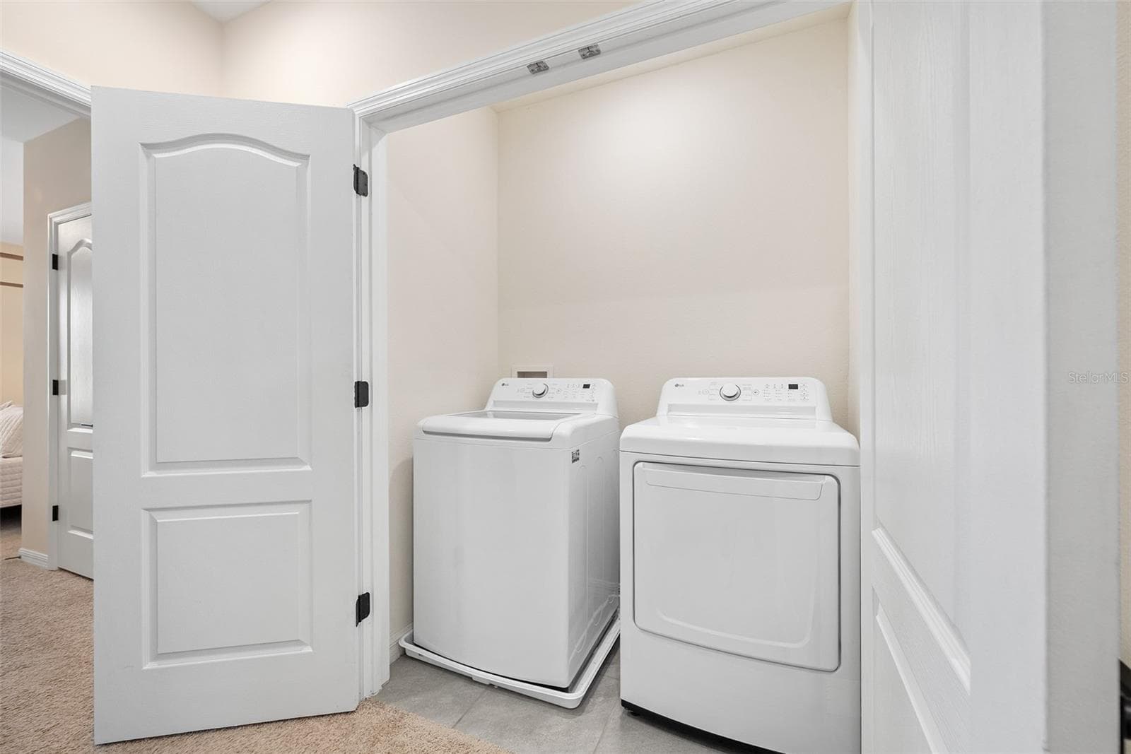 No carrying laundry down to come back up - 166 REENA DR, DAYTONA BEACH