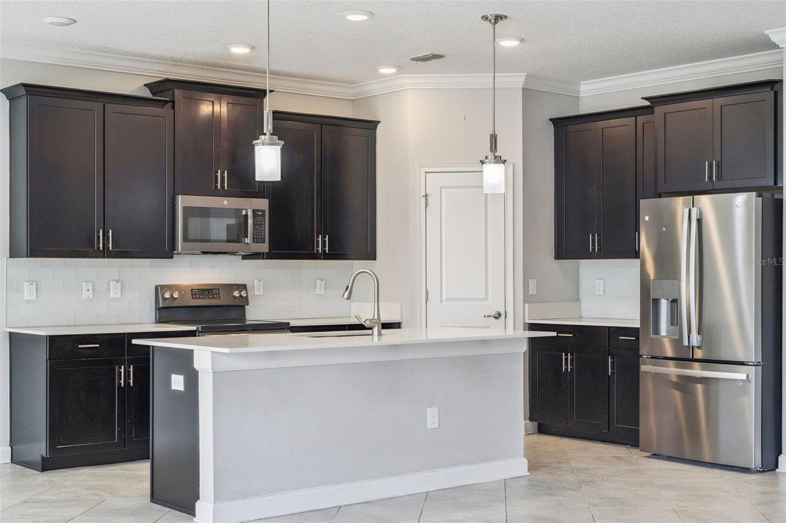 well appointed open kitchen - 8001 POND APPLE DR, WINTER GARDEN