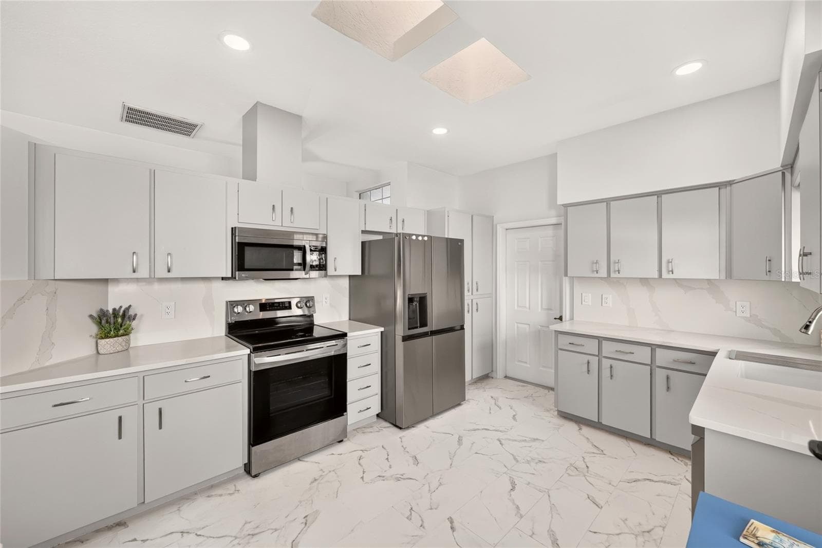 BEAUTIFULLY UPDATED KITCHEN WITH QUARTZ COUNTERS AND BACKSPLASH - 3556 S BELGRAVE DR, INVERNESS