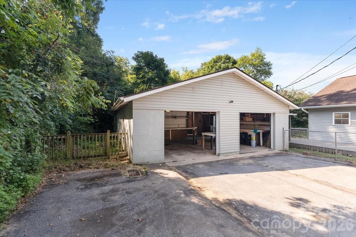 Oversized 2 car with large work area - 2 Elkmont Place, Asheville