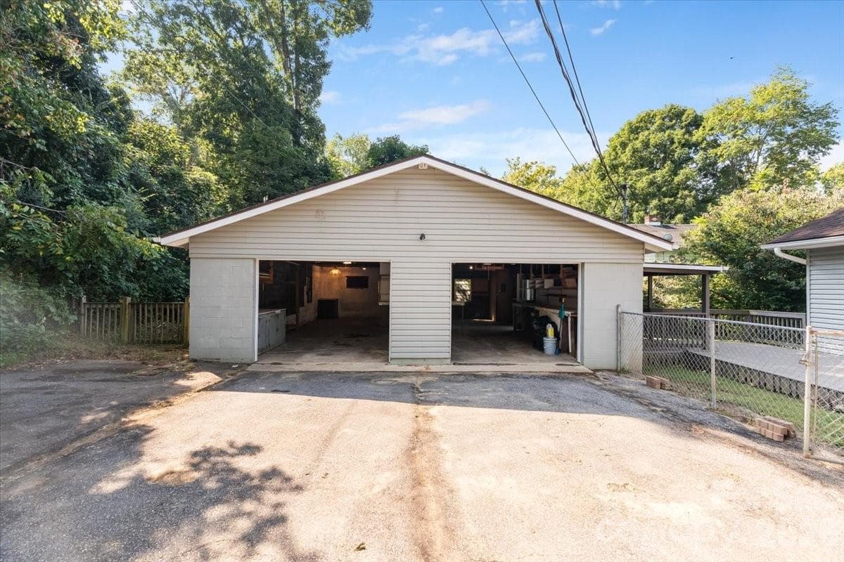 Oversized 2 car with work area and 220 electric - 2 Elkmont Place, Asheville