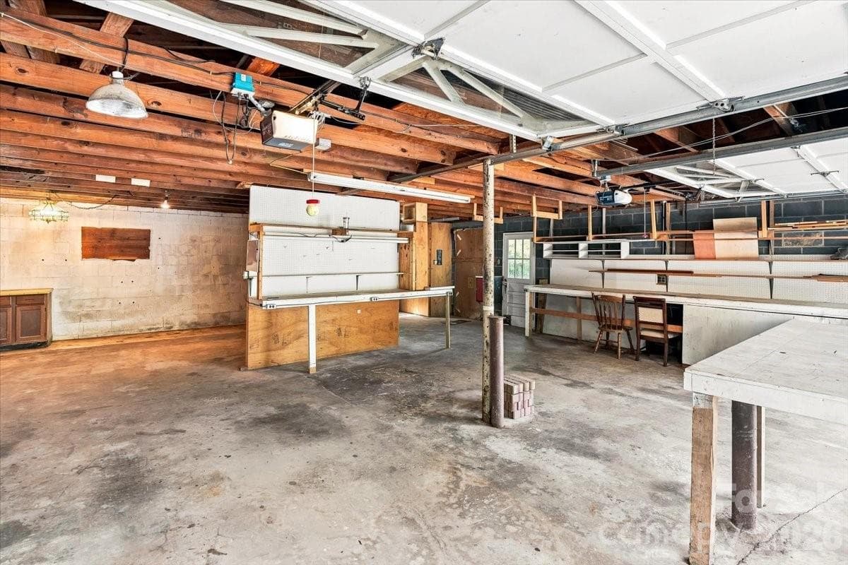 Oversized 2 car with large work area - 2 Elkmont Place, Asheville