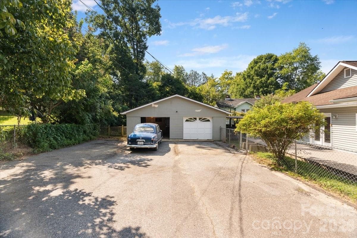 Large driveway for lots of cars or RV - 2 Elkmont Place, Asheville