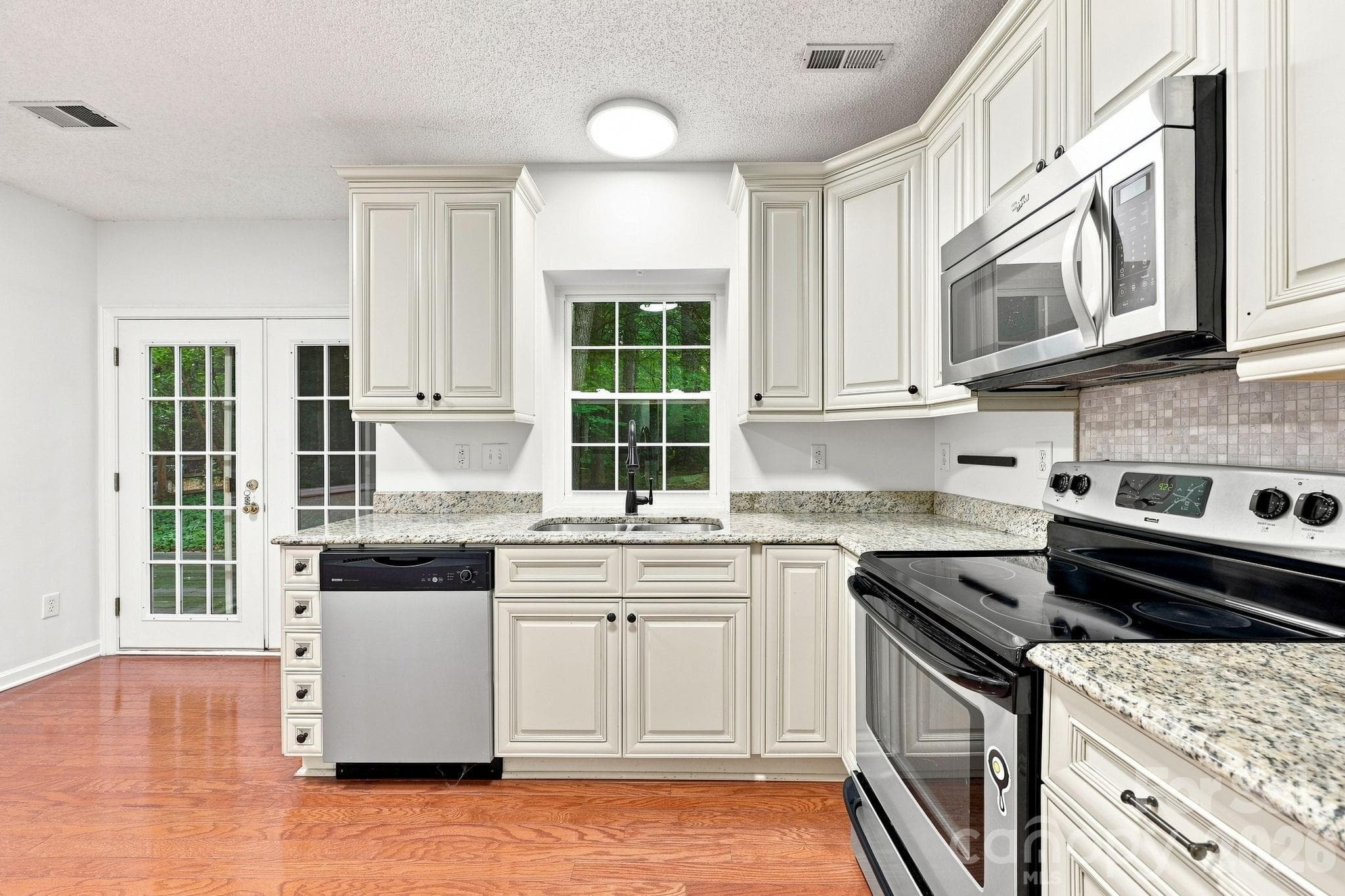 Single Family Residence at 6004 Elm Cove Lane, Charlotte, photo 10 of 48