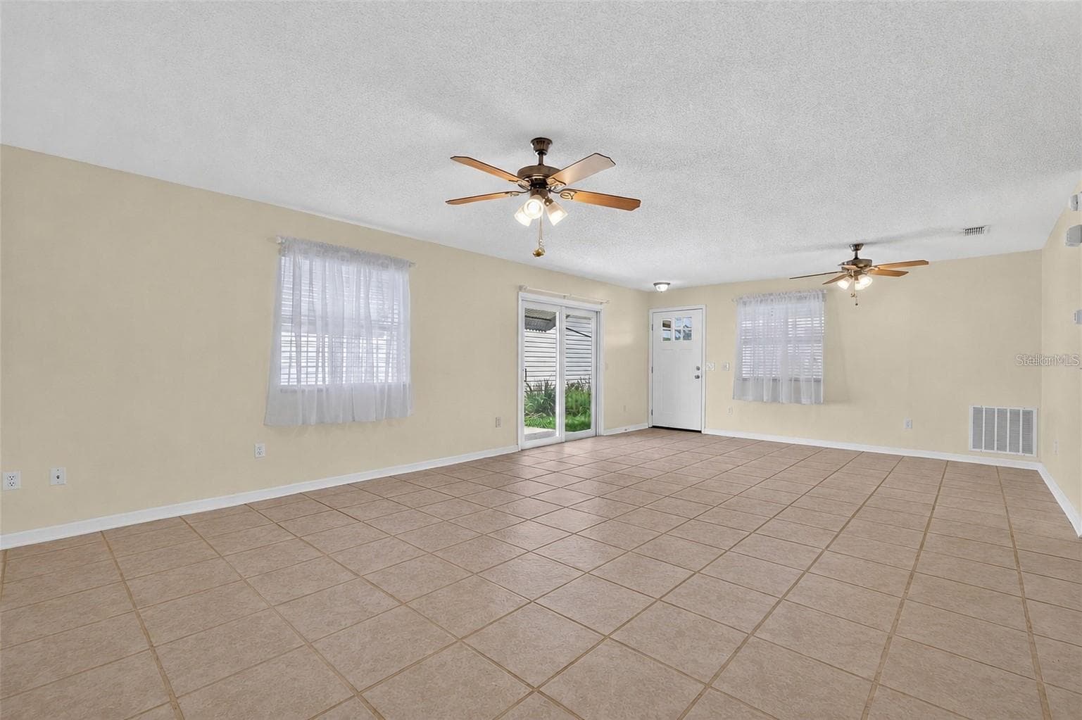 Villa at 483 HILDALGO DR, THE VILLAGES, photo 8 of 29