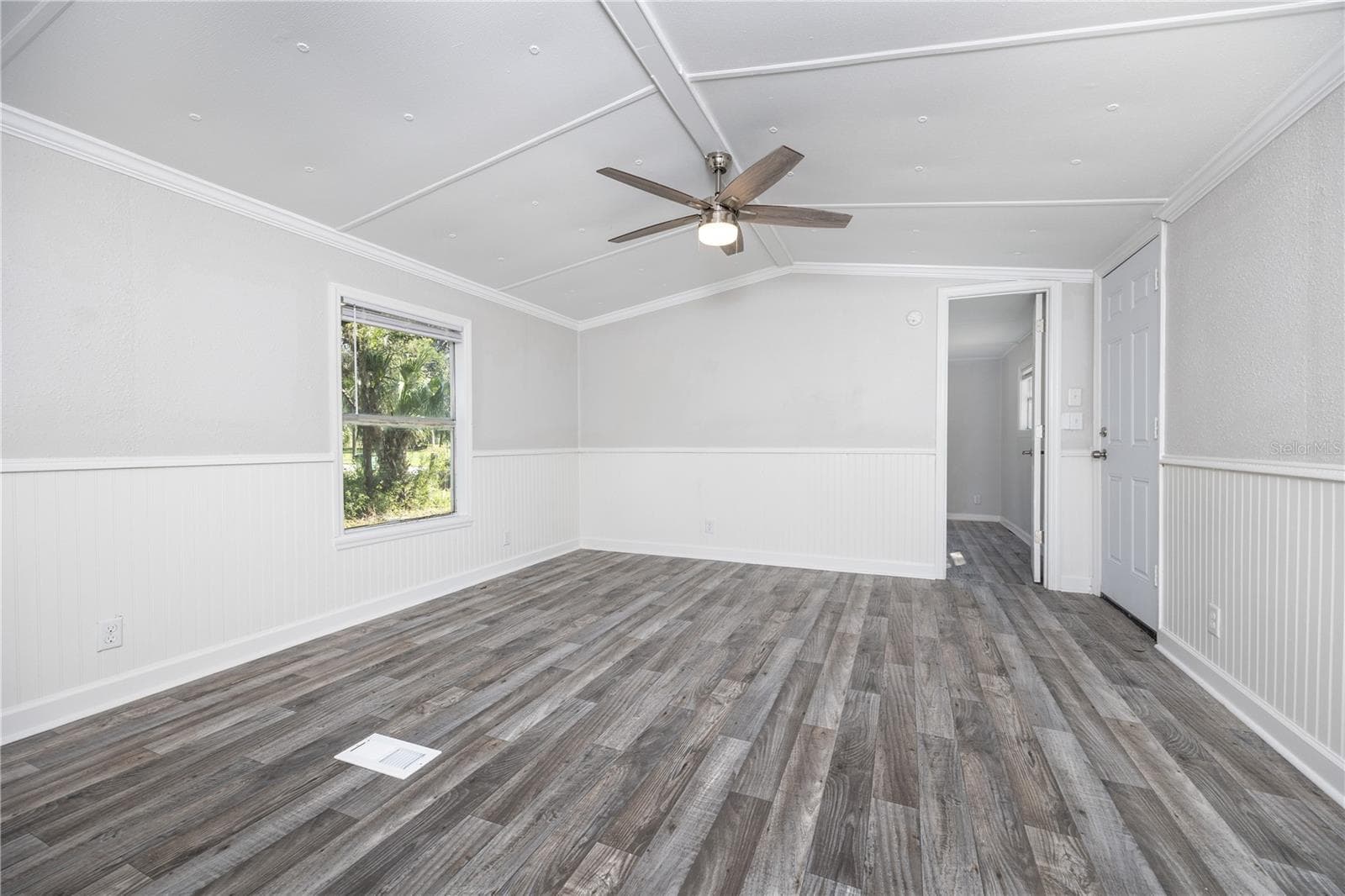 Manufactured Home at 503 5TH ST SW, JASPER, photo 3 of 23