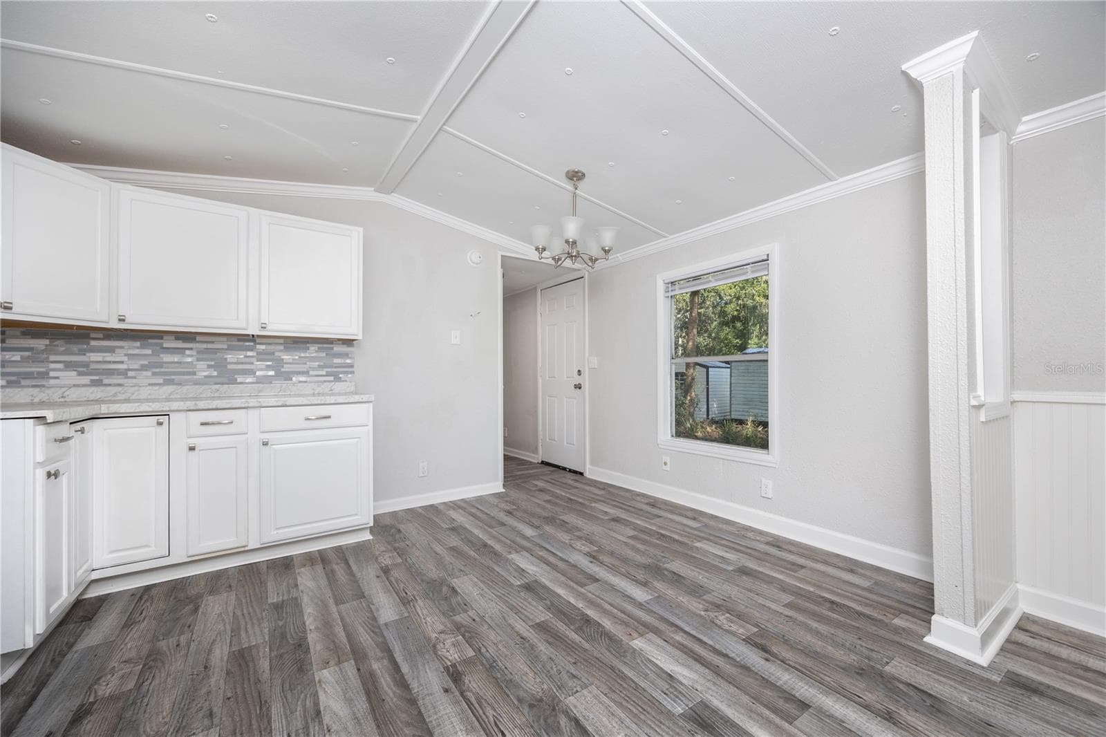 Manufactured Home at 503 5TH ST SW, JASPER, photo 4 of 23