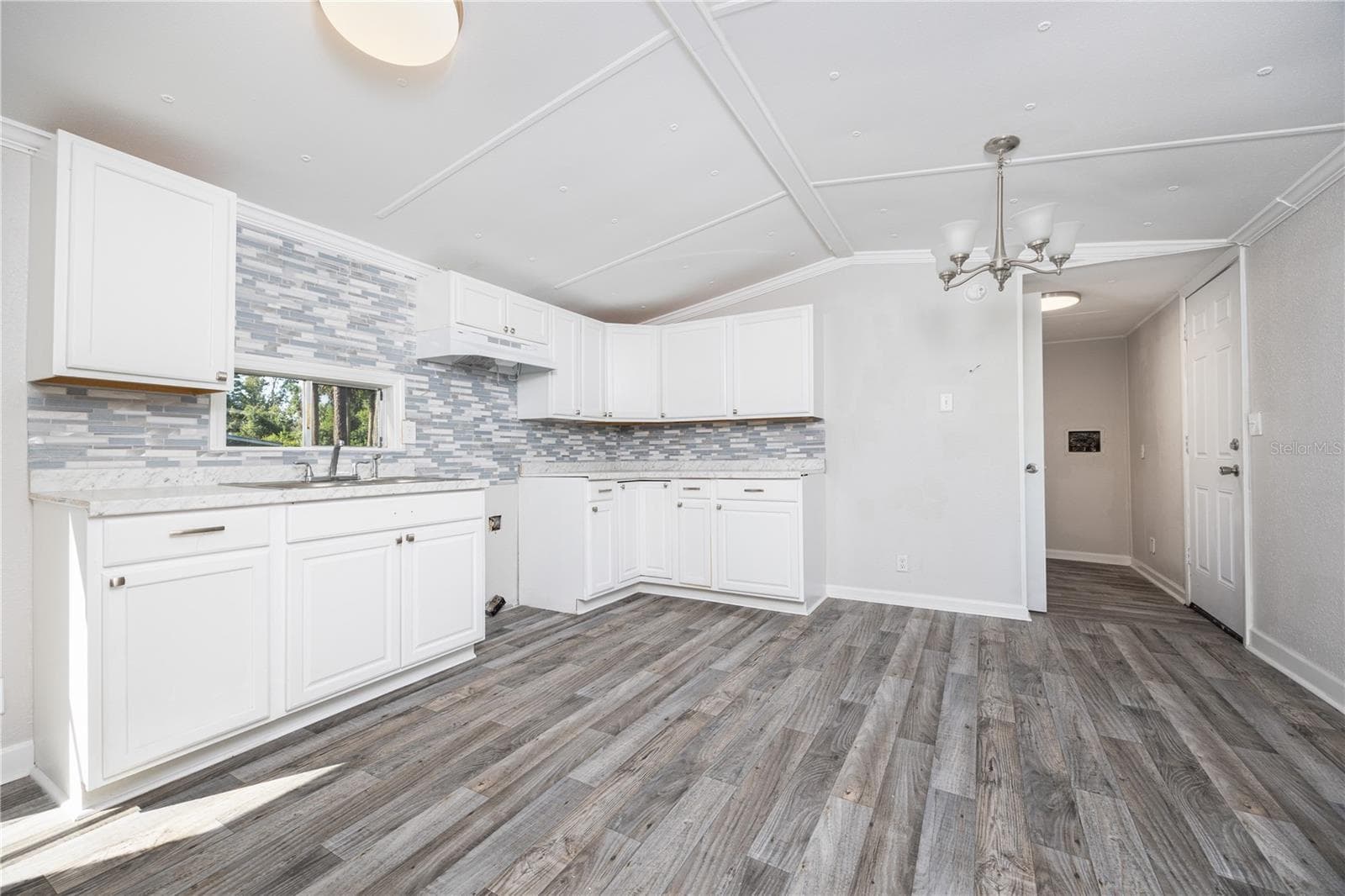 Manufactured Home at 503 5TH ST SW, JASPER, photo 5 of 23