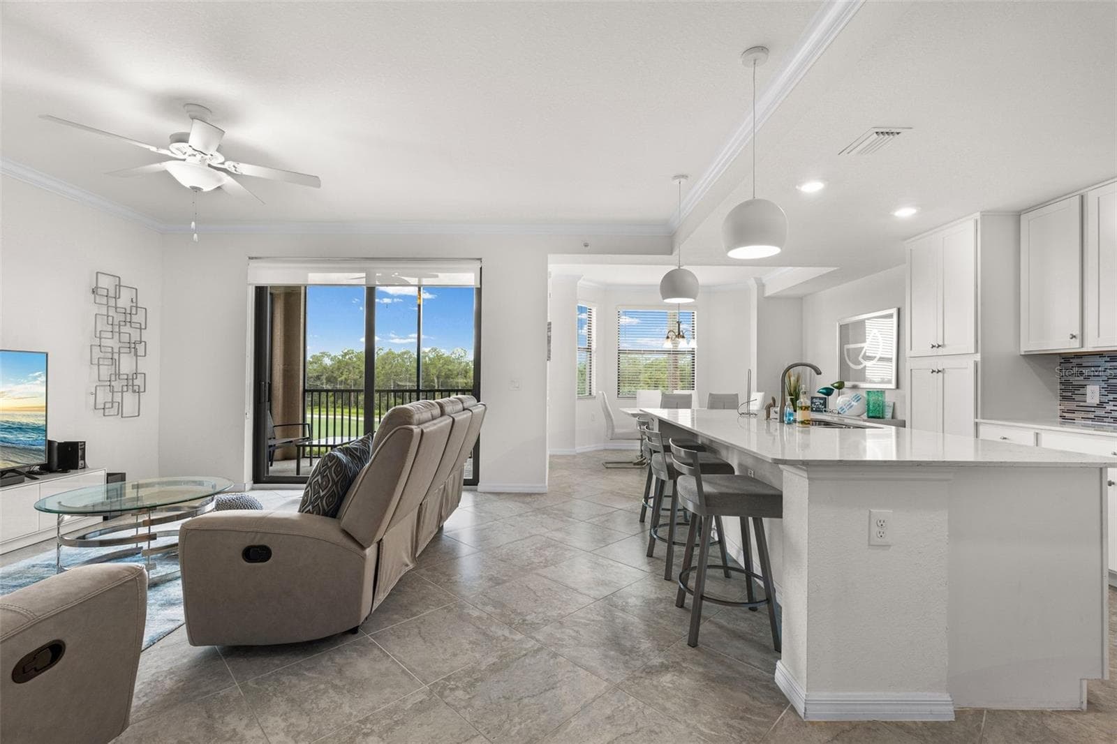 Open-concept floorplan - 17510 GAWTHROP DR #302, BRADENTON