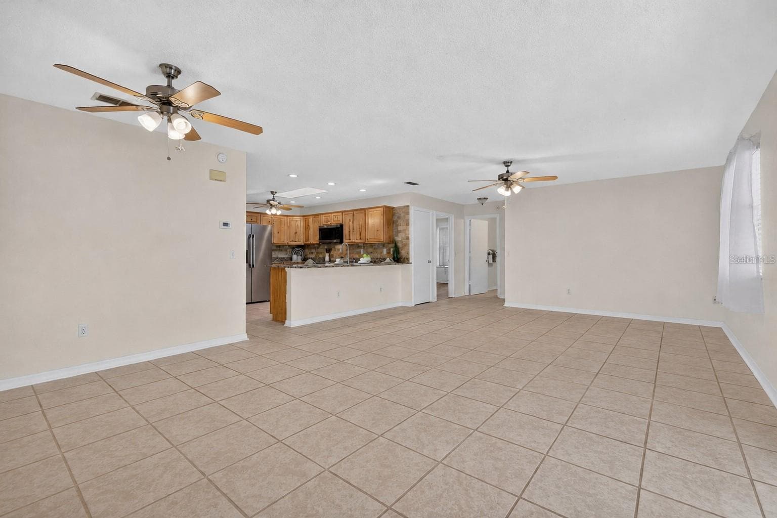 Villa at 483 HILDALGO DR, THE VILLAGES, photo 10 of 29