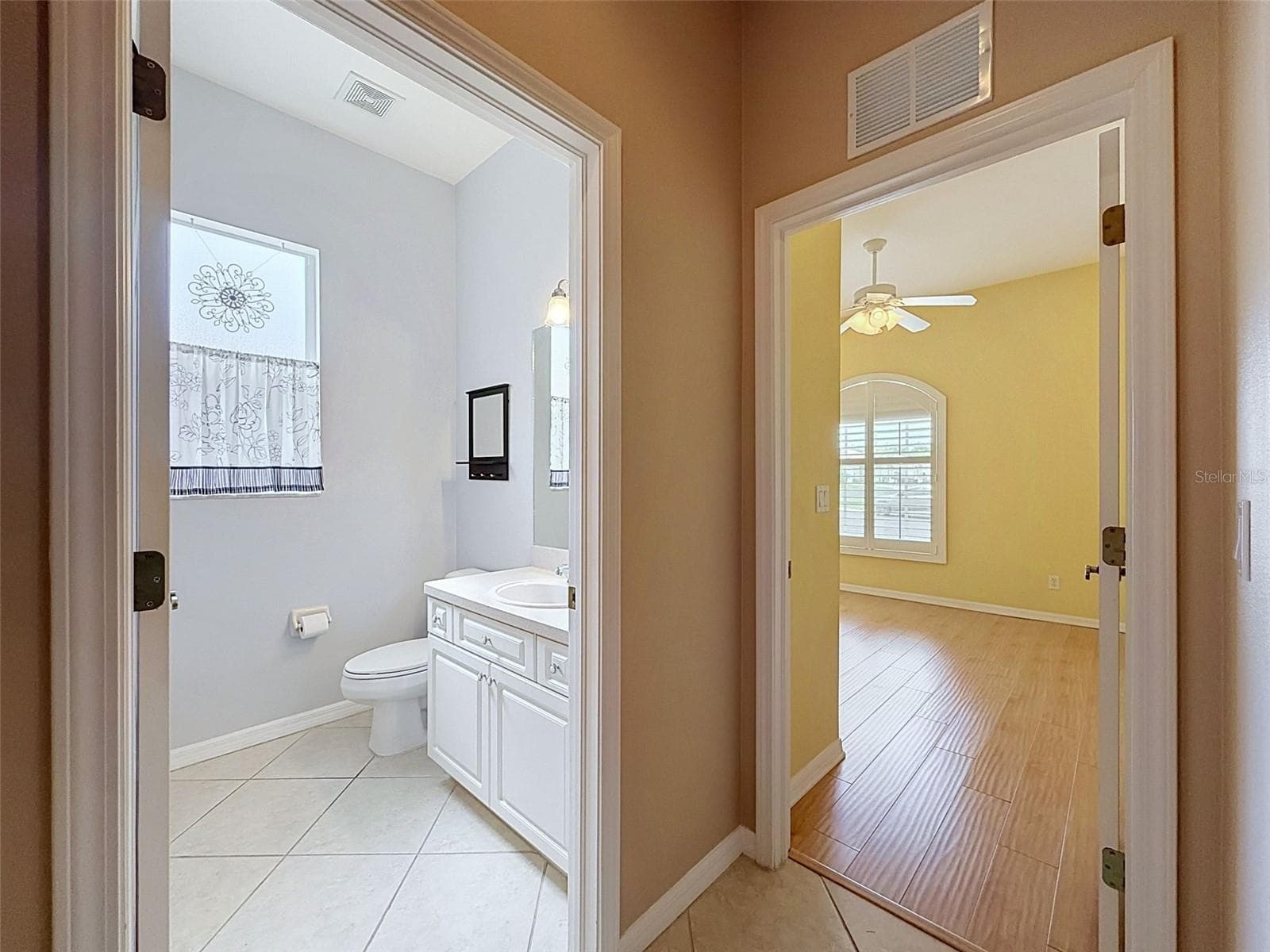 Bathroom 2 with view of hall and Bedroom 3 - 11440 GOLF ROUND DR, NEW PORT RICHEY