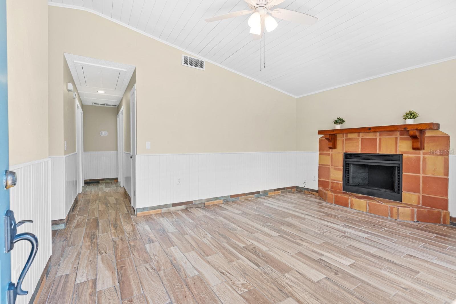 Single Family Residence at 1205 MOHRLAKE DR, BRANDON, photo 3 of 50