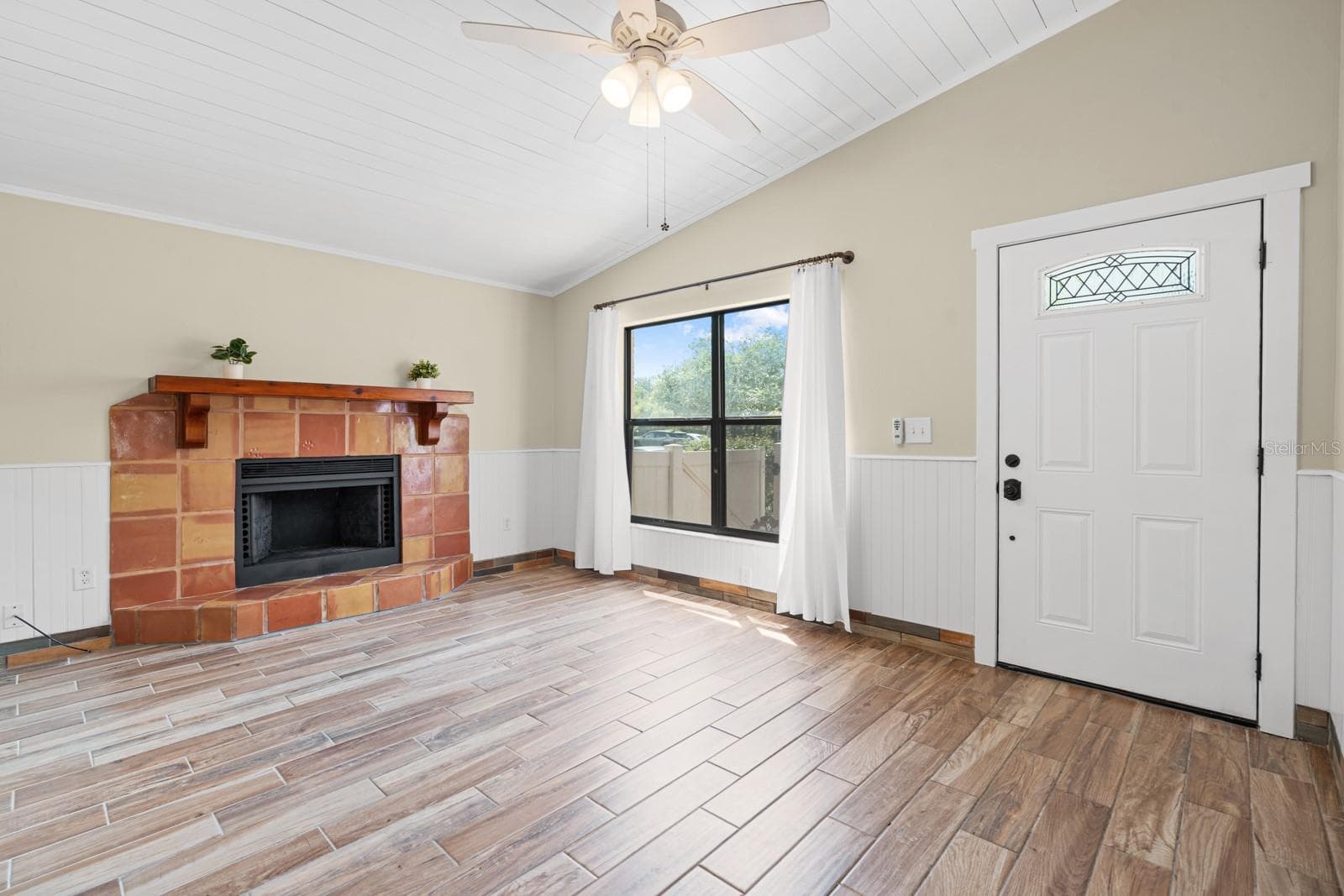 Single Family Residence at 1205 MOHRLAKE DR, BRANDON, photo 4 of 50