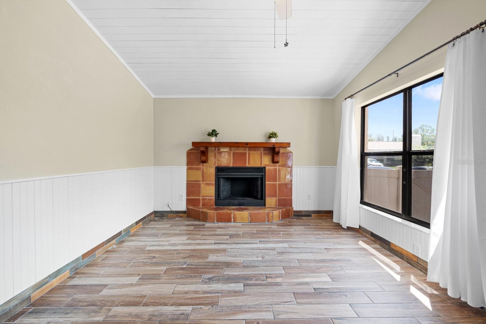 Single Family Residence at 1205 MOHRLAKE DR, BRANDON, photo 5 of 50