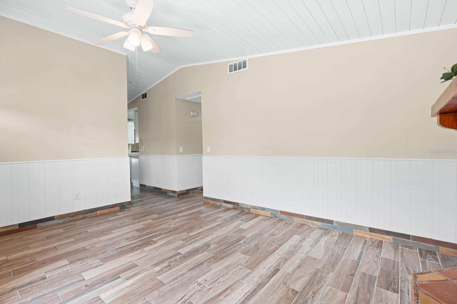 Single Family Residence at 1205 MOHRLAKE DR, BRANDON, photo 6 of 50