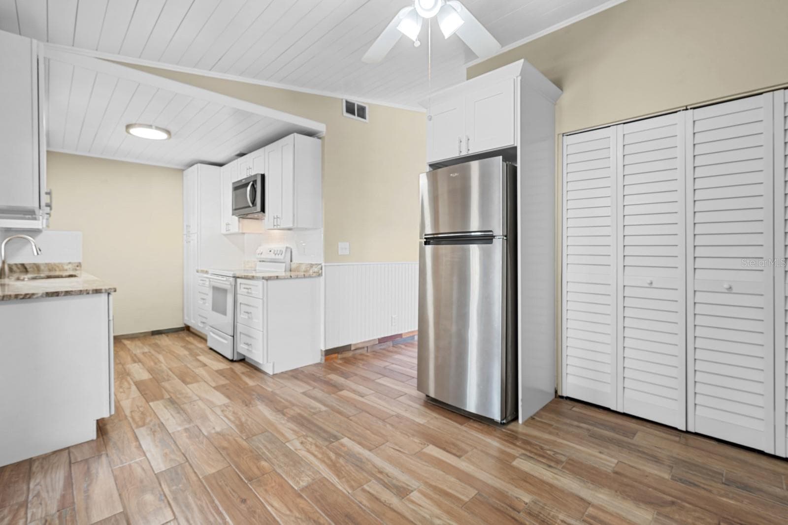 Single Family Residence at 1205 MOHRLAKE DR, BRANDON, photo 12 of 50