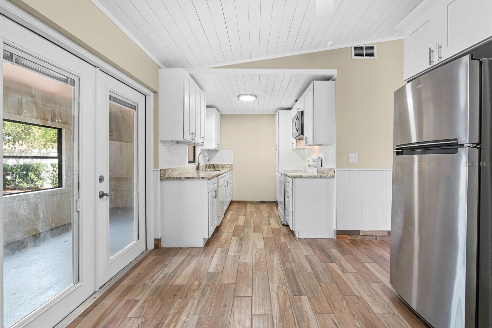 Single Family Residence at 1205 MOHRLAKE DR, BRANDON, photo 13 of 50