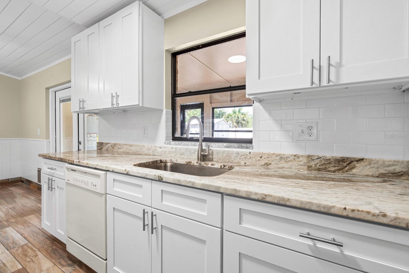 Single Family Residence at 1205 MOHRLAKE DR, BRANDON, photo 15 of 50