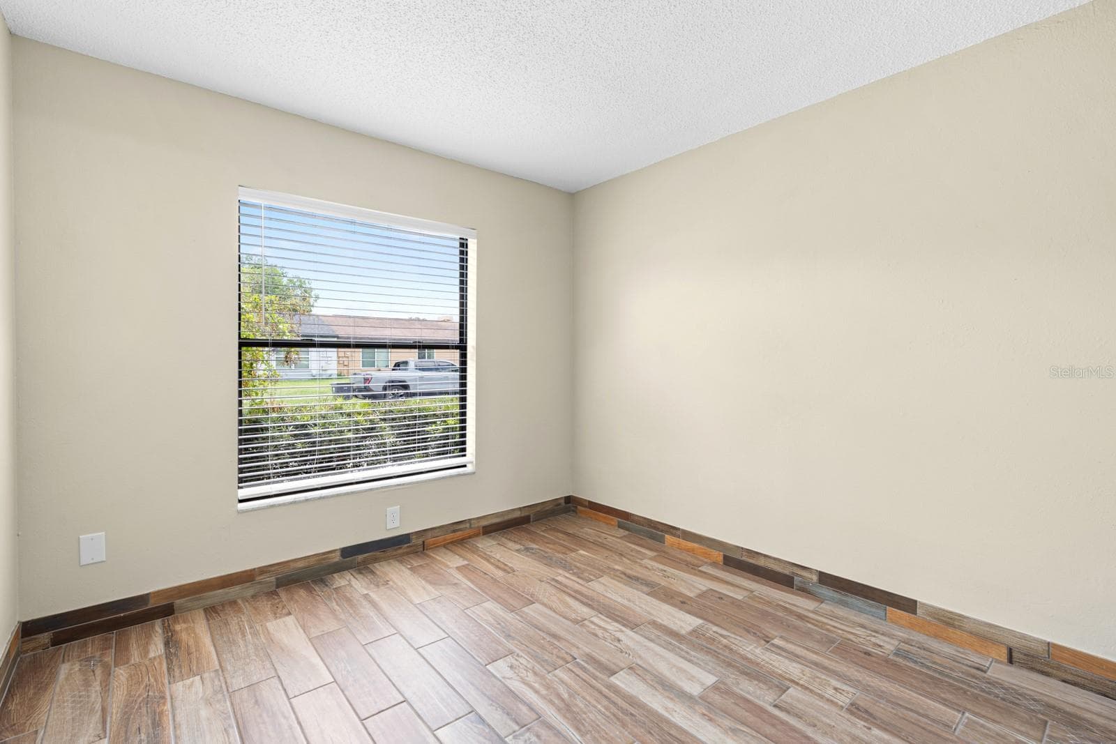 Single Family Residence at 1205 MOHRLAKE DR, BRANDON, photo 17 of 50