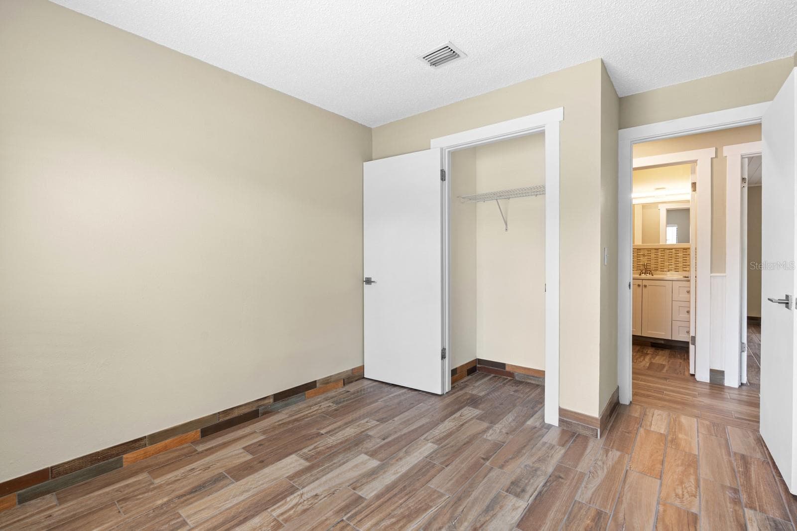 Single Family Residence at 1205 MOHRLAKE DR, BRANDON, photo 18 of 50