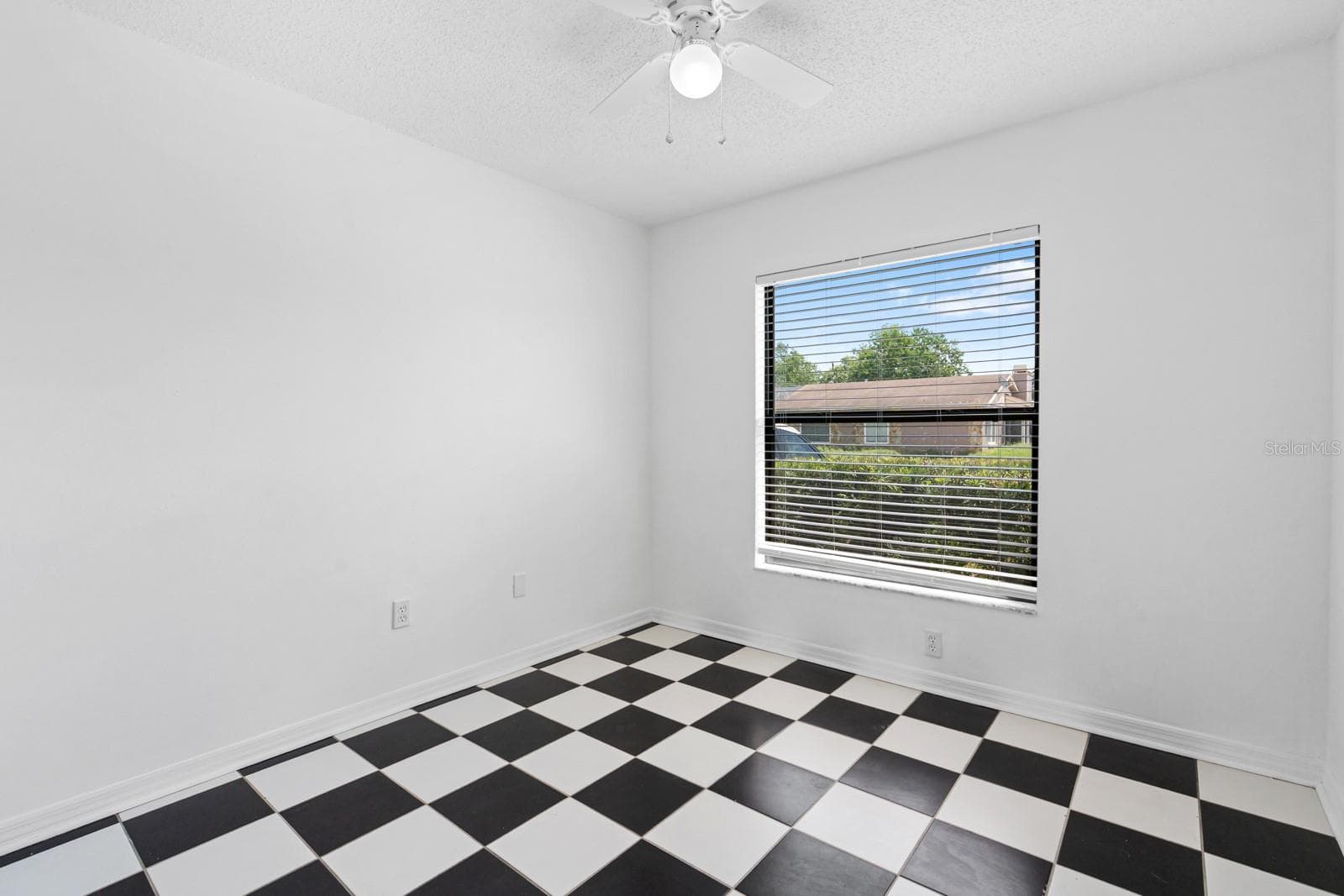 Single Family Residence at 1205 MOHRLAKE DR, BRANDON, photo 23 of 50