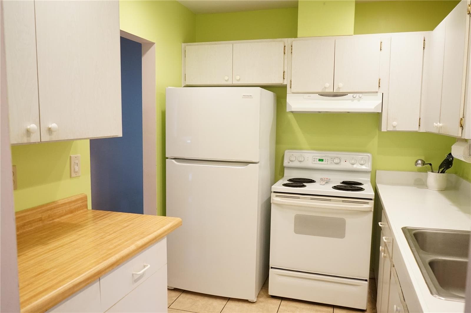 pleanty of cabinets - 1904 CANTERBURY LN #24, SUN CITY CENTER