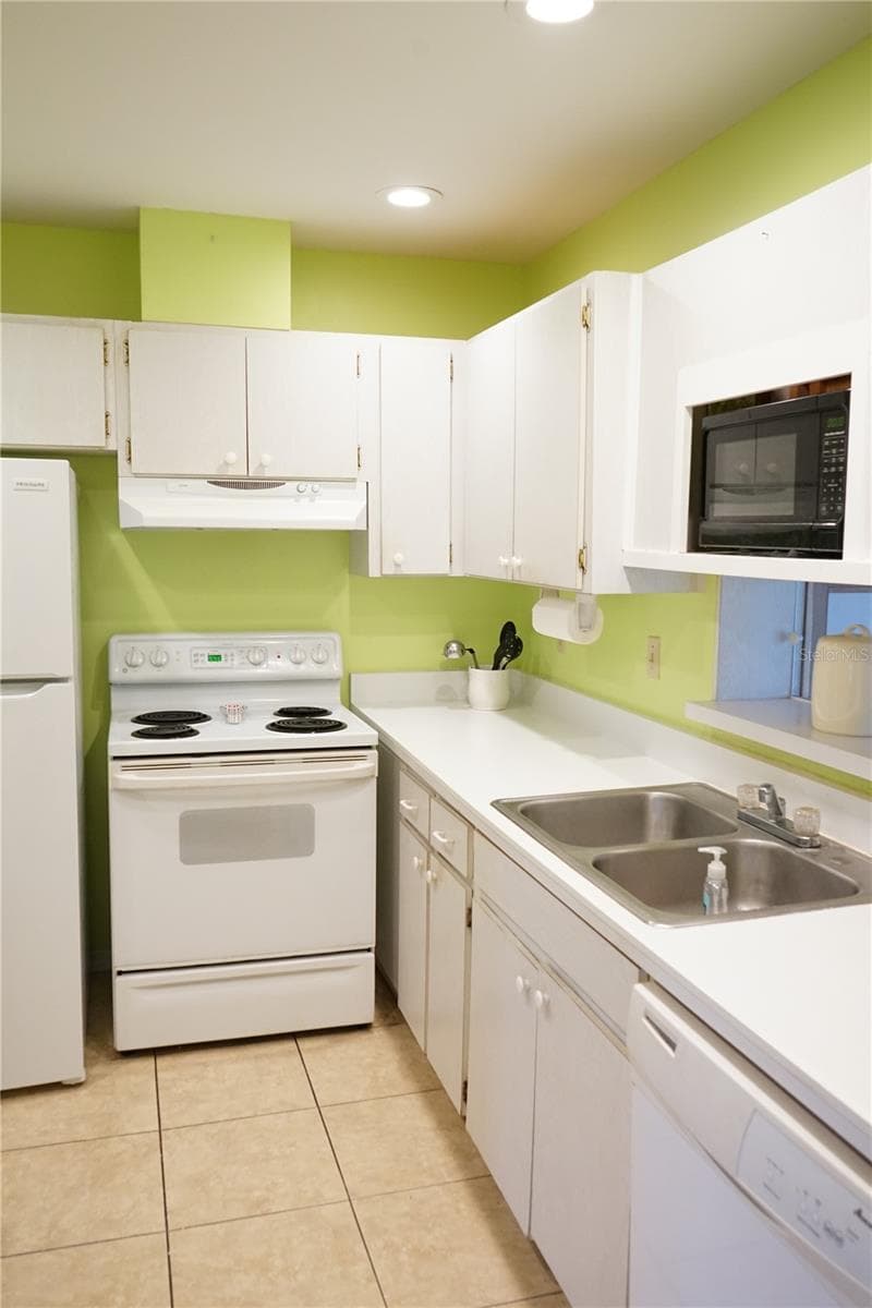 Condominium at 1904 CANTERBURY LN #24, SUN CITY CENTER, photo 9 of 42