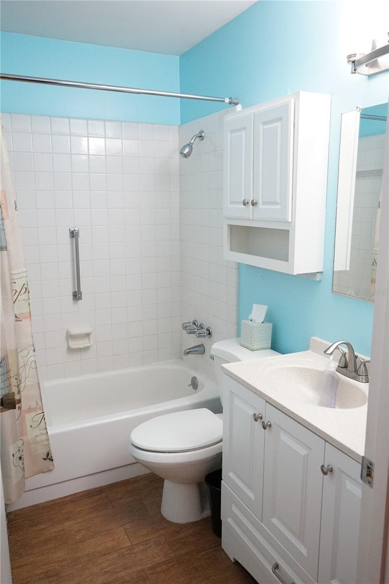 hall bath has tub-shower combo - 1904 CANTERBURY LN #24, SUN CITY CENTER