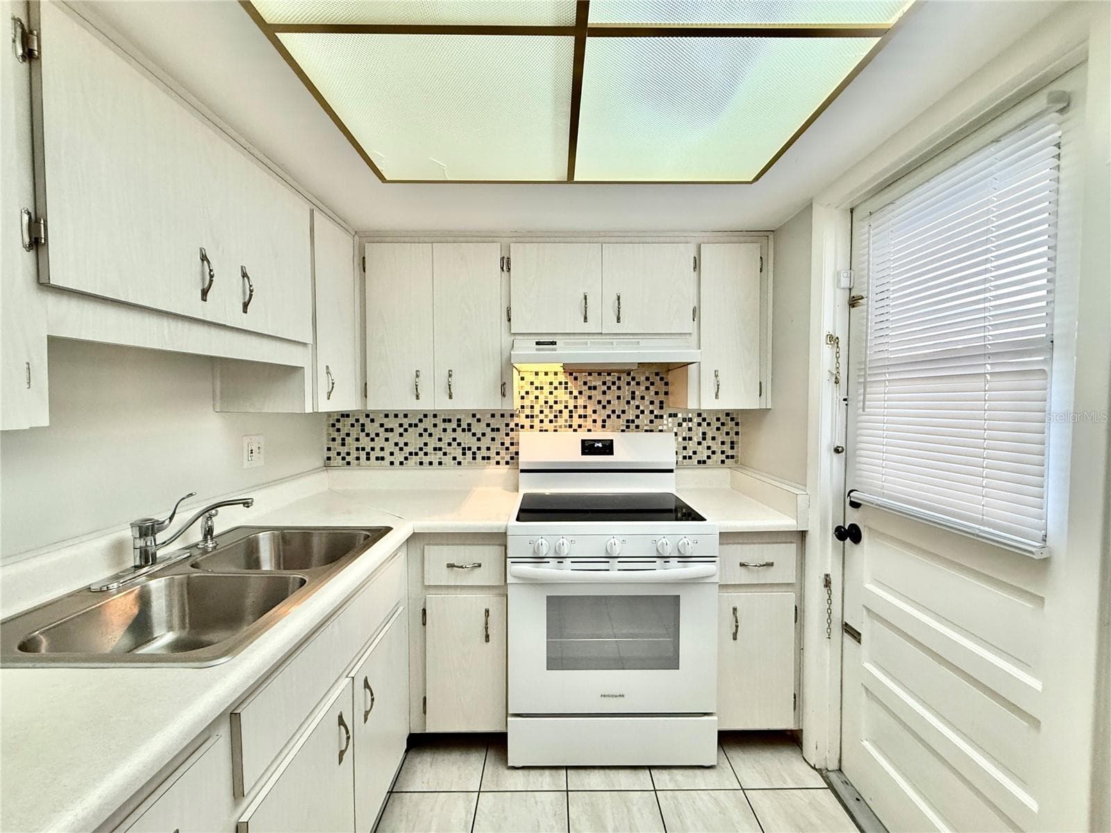 Villa at 6105 CORAL WAY, BRADENTON, photo 2 of 22