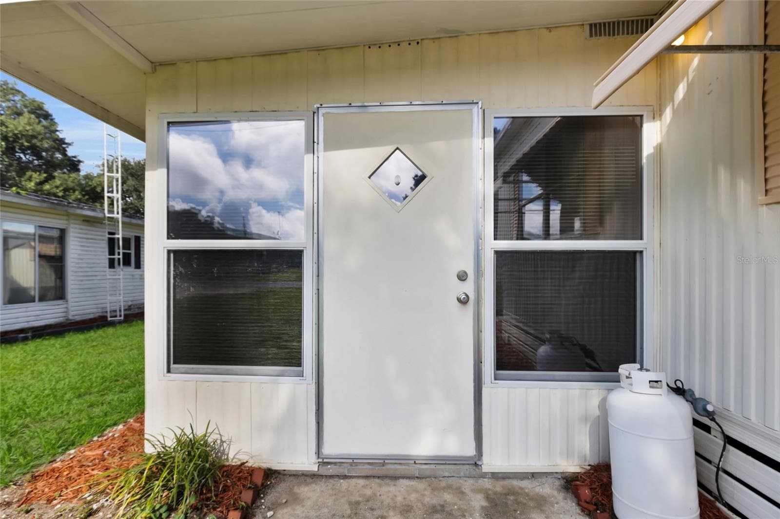 Mobile Home at 24631 PALMETTO DR, LEESBURG, photo 3 of 34