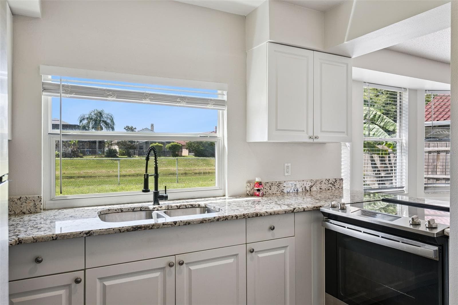 Single Family Residence at 9816 SURREY RIDGE RD, ORLANDO, photo 6 of 28