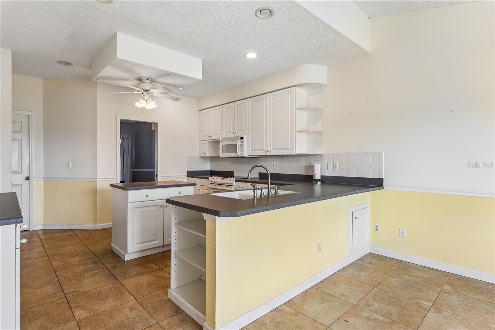 Single Family Residence at 2336 E DEL WEBB BLVD, SUN CITY CENTER, photo 11 of 57
